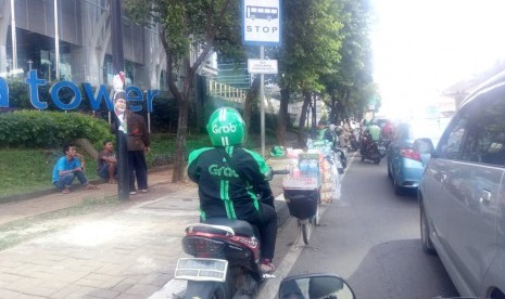 Pedagang Kaki Lima (PKL) semakin menjamur di Jalan Rasuna Said, Setiabudi, Jakarta Pusat, Kamis (11/4).