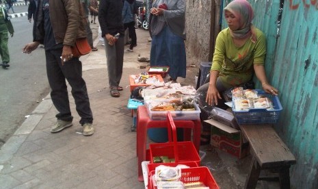 Pedagang kaki lima tampak berdagang di selasar Stasiun Tanah Abang, Jakarta