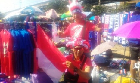 Pedagang kaus dan atribut timnas Thailand dan Indonesia di Stadion Rajamangala, Sabtu (17/12).