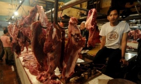 Pedagang kembali berjualan daging sapi di los penjualan daging Pasar Senen, Jakarta, Senin (19/11).