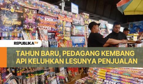 Pedagang kembang api di Pasar Asemka mengaku penjualannya tahun ini sangat menurun.