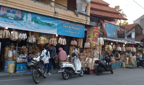 Pedagang kerupuk khas Cirebon di sepanjang Jalan Sunan Gunung Jati di Desa Astana, Kecamatan Gunung Jati, Kabupaten Cirebon. Kasus Covid-19 di Kabupaten Cirebon mengalami kenaikan pada akhir pekan ini. (ilustrasi)