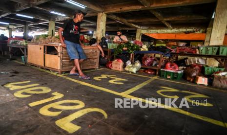 Pedagang korban kebakaran di Pasar Minggu menunggu pengambilan nomor undian lapak sementara di Jakarta, Jumat (16/4/2021). Pihak pengelola pasar tersebut telah menyiapkan 192 lapak sementara untuk merelokasi pedagang korban kebakaran yang memiliki surat izin pemakaian tempat usaha. 