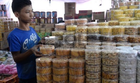  Pedagang Kue Lebaran Bermunculan. Pembeli memilih kue kering di Pasar Palmerah, Jakarta, Kamis (9/7). 