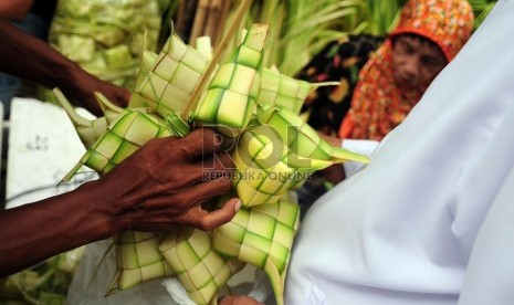 Penjual kulit ketupat di Pasar Jatinegara, Jakarta Timur, Senin (5/8).  (Republika/Edwin Dwi Putranto)