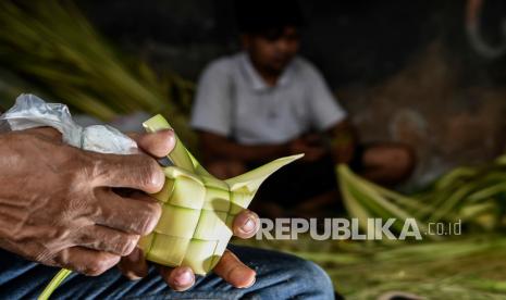 Kulit ketupat dijual dengan harga yang cukup beragam.