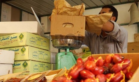    Pedagang kurma di Pasar Induk Buah Kakiyah, Makkah, Ahad (7/10).   (Heri Ruslan/Republika)