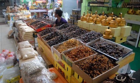 Pedagang kurma menanti pembeli di Thamrin City, Jakarta Pusat, Rabu (9/10).   (Republika/Rakhmawaty La'lang)