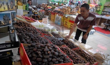 Pedagang kurma menanti pembeli di Thamrin City, Jakarta Pusat, Rabu (9/10).   (Republika/Rakhmawaty La'lang)