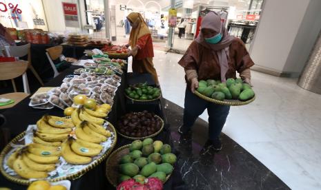 Pedagang manata buah saat digelarnya Pasar Tani di Pesona Square, Depok, Jawa Barat, Jumat (24/6/2022). Kementerian Pertanian (Kementan) menggelar Pasar Tani Goes to Mall hingga 27 Juni 2022 untuk mempromosikan produk pertanian lokal sekaligus mendekatkan produsen dengan konsumen dalam hal penyediaan bahan pangan.