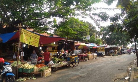 Harga sejumlah komoditas di Tangerang Selatan mengalami kenaikan jelang akhir tahun. Foto pedagang masih beraktivitas seperti biasa, di Pasar Ciputat, Tangerang Selatan (Tangsel).