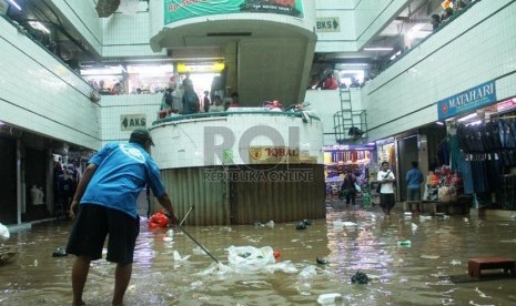  Aktivitas para pedagang di Pasar Raya Cipulir yang masih digenangi air, Jakarta Selatan, Selasa (21/1). (Republika/Yasin Habibi)