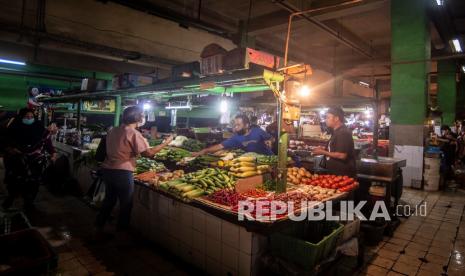 Pedagang melayani calon pembeli di PD Pasar Jaya Jatinegara, Jakarta, (ilustrasi). Kondisi perekonomian Indonesia mengalami tekanan yang tidak biasa.