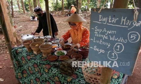 Pedagang melayani konsumen membeli makanan di Wisata Kuliner Minggon Jatinan, Kabupaten Batang, Ahad (24/10). Pandemi Covid-19 membuat pelaku usaha kuliner harus bisa menangkap peluang bisnis di ruang digital. 