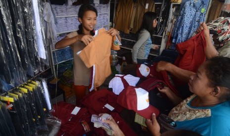 Pedagang melayani orang tua siswa yang membeli perlengkapan seragam sekolah di salah satu toko seragam sekolah di Palu, Sulawesi Tengah, Rabu (2/7).