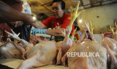 Pedagang melayani pembeli ayam potong di pasar tradisional, Jakarta, Selasa (9/8).  (Republika/ Tahta Aidilla)