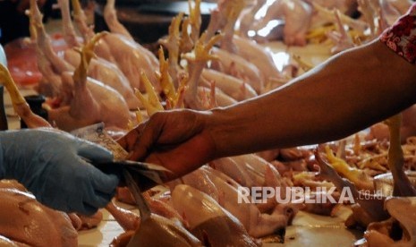 Pedagang melayani pembeli ayam potong di pasar tradisional, Jakarta, Selasa (9/8).  (Republika/ Tahta Aidilla)