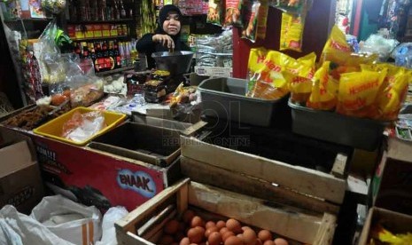 Pedagang melayani pembeli bahan makanan di Pasar Palmerah, Jakarta, Rabu (1/10).  ( Republika/Prayogi)