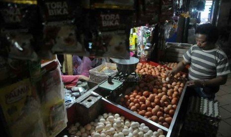 Pedagang melayani pembeli bahan makanan di Pasar Palmerah, Jakarta, Rabu (1/10).  ( Republika/Prayogi)