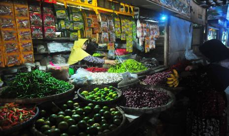 Pedagang melayani pembeli cabai di Pasar Bitingan, Kudus, Jawa Tengah, Jumat (22/7/2022). Pemerintah Provinsi Jawa Tengah memberikan subsidi harga pada delapan bahan pangan pokok strategis yakni cabai, bawang, beras, telur, gula, minyak, sayur, dan jagung, serta daging sapi dengan menyubsidi terkait proses transportasi, bongkar muat, dan packing sebagai bentuk intervensi untuk menstabilkan harga di pasaran yang masih tinggi dengan total fasilitasi distribusi yang telah dilakukan mencapai 1.308.596 kilogram. 