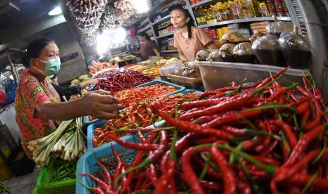 Pedagang melayani pembeli cabai merah di Pasar Senen, Jakarta, Rabu (13/7/2022). Berdasarkan data Pusat Informasi Harga Pangan Strategis Nasional, harga cabai merah keriting dan cabai rawit merah di DKI Jakarta selama sebulan terakhir meningkat dari kisaran Rp90.000-Rp116.500 per kilogram menjadi Rp128.350 per kilogram (data terakhir 13 Juli 2022). 