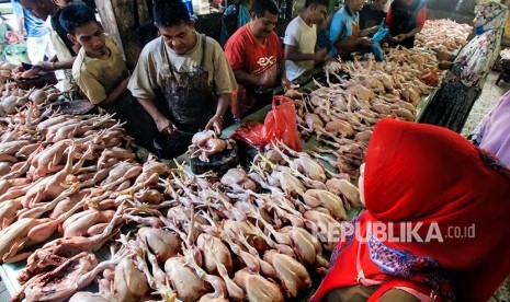 Pedagang melayani pembeli daging ayam potong di pasar Inpres Lhokseumawe, Aceh, Selasa (15/5). 