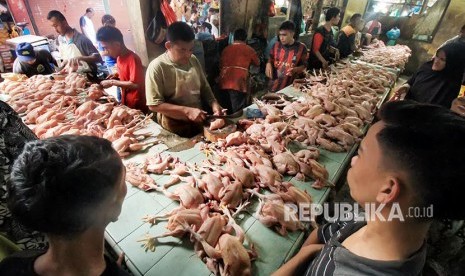 Pedagang melayani pembeli daging ayam potong di pasar Inpres Lhokseumawe, Aceh, Kamis (14/5).