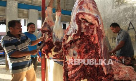 Dinas Peternakan (Disnak) Jawa Timur (Jatim) memastikan stok daging dan telur menjelan libur natal 2020 dan tahun baru 2021 dalam keadaaan aman. Namun demikian, Kepala Disnak Jatim, Wemmi Niamawati tidak memungkiri kemungkinan adanya kenaikkan harga komoditas tersebut saat mendekati libur Nataru, karena tingginya permintaan dari konsumen. 