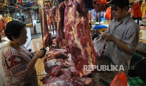  Pedagang melayani pembeli daging sapi di Pasar Senen Jakarta Pusat, Selasa (7/6).  (Republika/Agung Supriyanto)