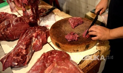 Pedagang melayani pembeli daging sapi 