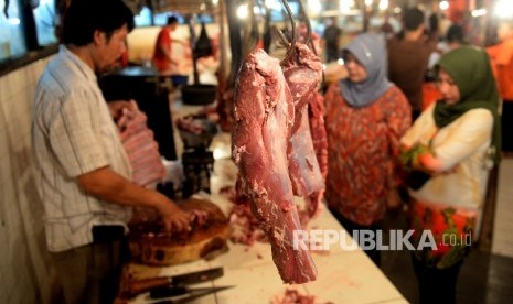 Pedagang melayani pembeli daging sapi di sebuah pasar tradisional.  (Republika/Wihdan)