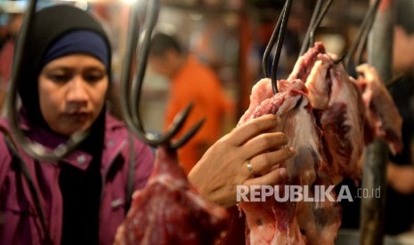 Pedagang melayani pembeli daging sapi di Pasar Tebet, Jakarta, Ahad (24/4)  (Republika/Wihdan)