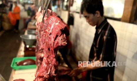 Pedagang melayani pembeli daging sapi di Pasar Tebet, Jakarta, Ahad (24/4)  (Republika/Wihdan)