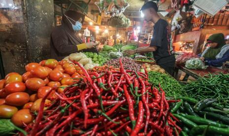 Pedagang melayani pembeli di tengah naiknya harga-harga komoditas seperti cabai, telur dan lainnya (ilustrasi)