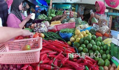 Pedagang melayani pembeli di Pasar Cihapit, Kota Bandung, Rabu (21/12).