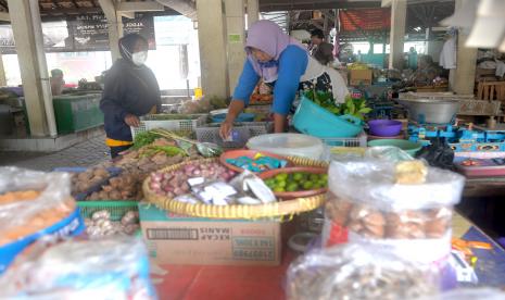 Pedagang melayani pembeli di Pasar Ngasem, Yogyakarta, Selasa (15/3/2022).