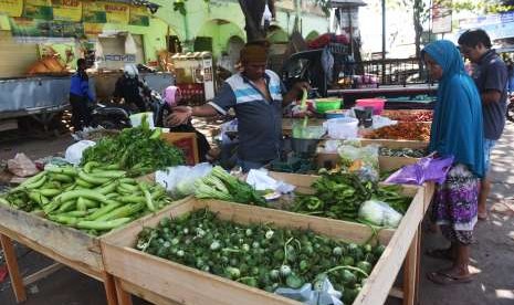 Pedagang melayani pembeli, di Pasar Tanjung, Tanjung, Lombok Utara, NTB, Ahad (12/8).