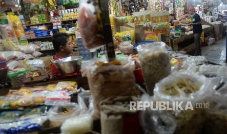  Pedagang melayani pembeli di toko bahan makanan Pasar Tebet, Jakarta, Selasa (1/3).