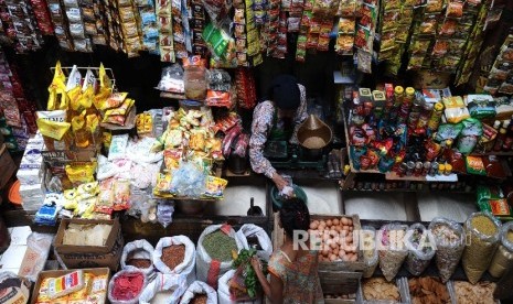  Pedagang melayani pembeli di toko Sembako pada salah satu pasar tradisional, Jakarta.