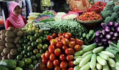 Pedagang melayani pembeli kebutuhan pokok di pasar tradisional. Harga bahan pangan masih akan menjadi penyumbang inflasi pada 2018. ilustrasi