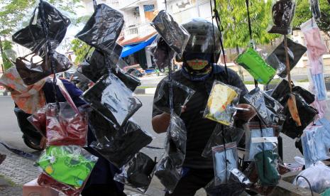 Aceh Barat Resmi Cabut Jam Malam. Pedagang melayani pembeli masker berbahan kain di seputaran Kota Meulaboh, Aceh Barat, Aceh.