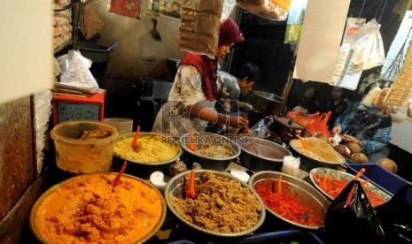  Pedagang melayani pembelian bumbu instan di salah satu pasar tradisional, Jakarta.