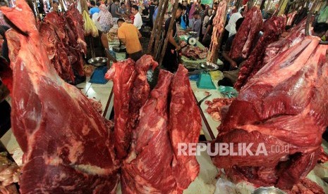 Pedagang melayani warga yang membeli daging sapi yang dijual Rp150.000 per kilogram di pasar daging Kota Lhokseumawe, Aceh, Selasa (29/8). Warga memilih membeli daging sapi lebih awal pada H-2 perayaan tradisi 'meugang' untuk menghindari harga daging mahal yang mencapai Rp180.000 per kilogramnya. 