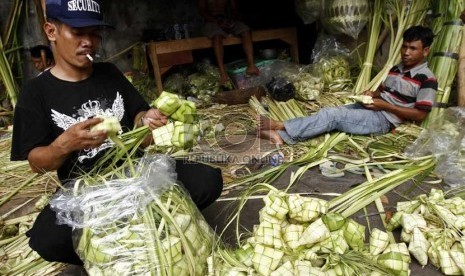  Pedagang memanfaatkan trotoar untuk membuat dan berjualan ketupat di Kawasan Palmerah, Jakarta Selatan, Kamis (25/10).  (Adhi Wicaksono)