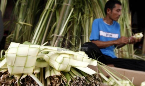  Pedagang memanfaatkan trotoar untuk membuat dan berjualan ketupat di Kawasan Palmerah, Jakarta Selatan, Kamis (25/10).  (Adhi Wicaksono)