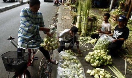  Pedagang memanfaatkan trotoar untuk membuat dan berjualan ketupat di Kawasan Palmerah, Jakarta Selatan, Kamis (25/10).  (Adhi Wicaksono)