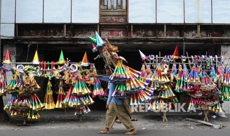 Pedagang membawa terompet saat akan dijual di pasar Asemka, Jakarta, Jumat (30\12). 