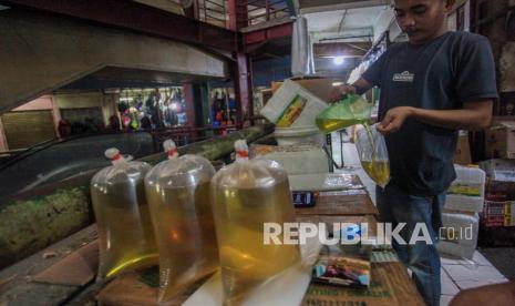 Pedagang membungkus minyak goreng curah di pasar. Stok minyak goreng di Kalimantan Timur cukup untuk dua bulan.