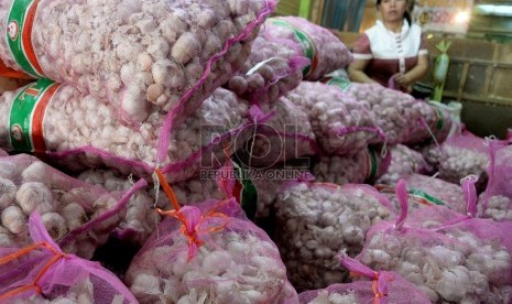 Pedagang memilah bawang putih impor di Pasar Induk Kramat Jati , Jakarta, Kamis (23/4). (prayogi/Republika).