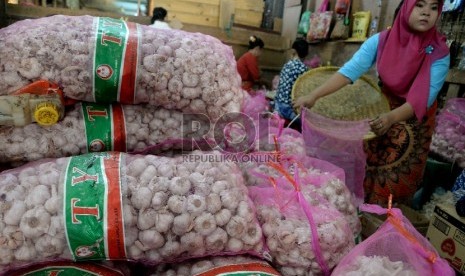 [Ilustrasi] Pedagang memilah bawang putih di pasar tradisional. Harga bawang putih di Tanah Datar berkisar antara Rp 40 ribu sampai Rp 45 ribu per kilogram. 